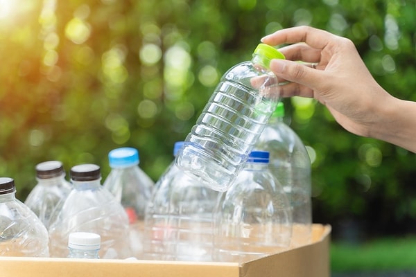 Geri Dönüşüm Kolaylığı: Bir başka önemli detay ise, geri dönüşüm sürecindeki faydası. Günlük hayatta yaklaşık 400 ton plastik atık üretiliyor ve bu atıkların büyük bir kısmı su şişelerinden oluşuyor.