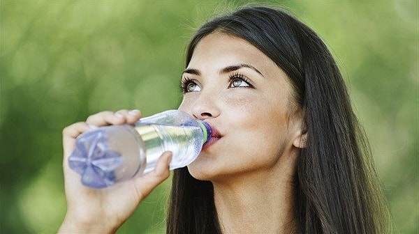 Şişe üretiminde kullanılan döküm kalıplarındaki fazlalık plastik, bu şekilde daha düzgün bir yüzey oluşturuyor. Böylece hem sağlamlık artırılıyor hem de şişenin görselliği destekleniyor.