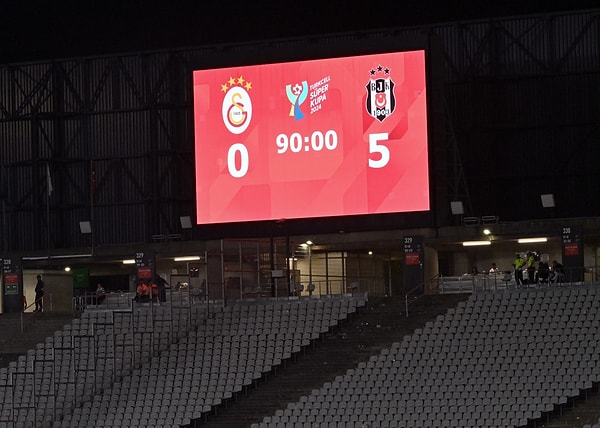 Bir bakıma her şey burada başladı ya da başlayan şeyler burada gün yüzüne çıktı. Beşiktaş'ın ezici galibiyeti Galatasaray'da taşları yerinden oynatmaya başladı. Ezeli rakibe karşı oynanan futbol hem korkuttu hem de eksikleri gösterdi.