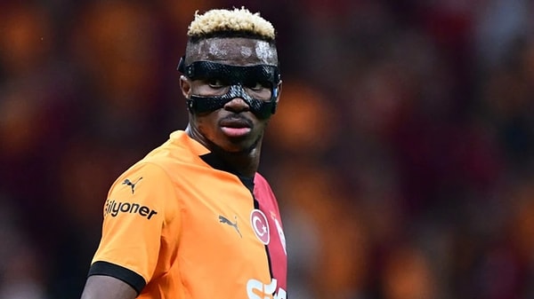 Tüm bu karmaşa ve kaosun içinde İstanbul'a inen Osimhen tüm kaosu biraz ötelemiş gibi görünüyor. Beşte beş yapan Galatasaray kayıpsız devam ederse bu konular biraz daha ötelenecek, herhangi bir kayıp durumunda kamuoyu yine benzer soruları Dursun Özbek ve yönetimine sormaya başlayacak.