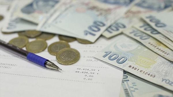 Buna göre mevduat faizinin bileşik getirisi yüzde 70'e yaklaştı. Merkez Bankası’nın faiz kararı bankaların verdiği mevduat faizlerini doğrudan etkiliyor. Böylece 100, 500 bin lira ve 1 milyon TL’nin de faiz getirisi değişti.