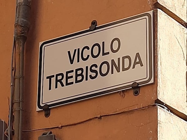 İtalya’nın Bologna şehrindeki “Vicolo Trebisonda” Trabzon adını almış bir sokak. Ama bu sadece bir sokak ismi değil aynı zamanda tarih boyunca iki farklı kültürün kesişim noktasıydı.