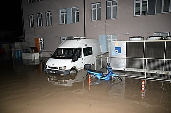 AFAD'ın sosyal medya hesabından yapılan açıklamada, Meteoroloji Genel Müdürlüğünden alınan son bilgiler ve yapılan değerlendirmelere göre, "sarı" kodlu yağış uyarısı yapılan Trabzon, Rize, Artvin, Van ve Bitlis'in son durumuna ilişkin bilgilendirmede bulunuldu.