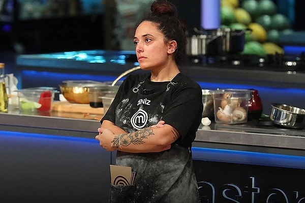 MasterChef Türkiye'den elenen Deniz Yılmaz, ünlü modacı Pınar Kerimoğlu'nun YouTube kanalına konuk oldu. Deniz katıldığı programda MasterChef Ayşe hakkında çok sert sözler dile getirdi.