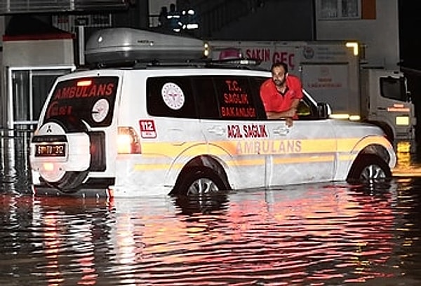 Trabzon'da günlerdir devam eden sağanak yağış hayatı olumsuz etkiledi. Trabzon'un Araklı ilçesindeki Bayram Halil Devlet Hastanesi'ni su bastı.