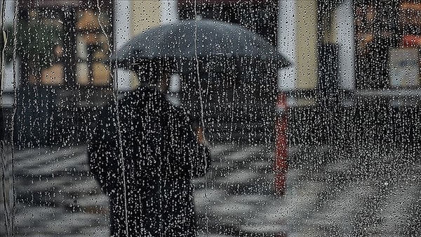 İstanbullular güne güneşli bir havayla uyandı. Ancak dikkat! Güneş sizi aldatmasın. Çünkü tüm gün etkili olmak üzere sağanak yağış bekleniyor!