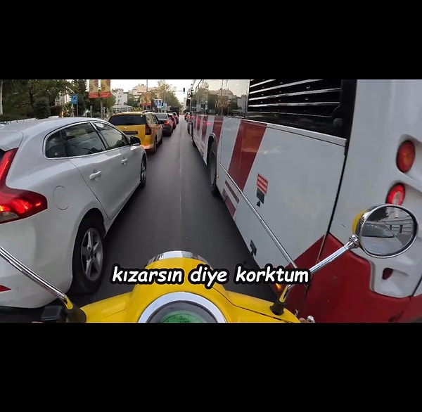 Motor sürücüleri kask kameraları sayesinde komik anları çok iyi yakalıyorlar, zaten biliyorsunuz ki bu tip videolar sosyal medyanın en çok izlenenlerinden oluyor.