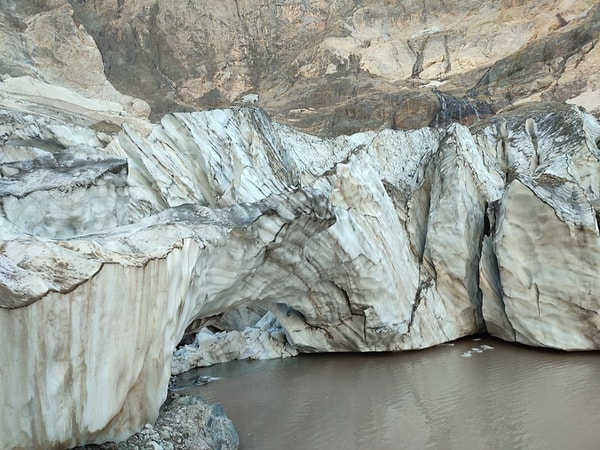 Küresel ısınmanın kurbanlarından biri de Hakkari Yüksekova sınırında bulunan Cilo buzulları oldu. Cilo dağı eteklerinde yer alan 20 bin yıllık buzullar giderek küçülüyor.