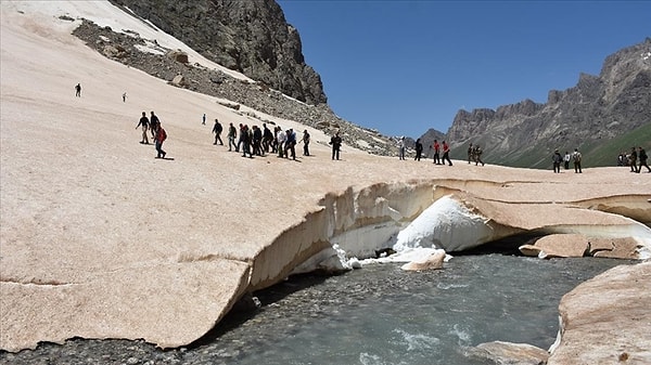 Yapılan ölçümler buzul alanındaki dramatik gerilemeyi de ortaya koydu. Yine 1946 yılında Cilo buzulları 8,5 kilometrekarelik alanı kaplarken 2020 yılında 4.8 kilometrekareye kadar düştü. Veriler buzulların her yıl ortalama yüzde 1-2 oranın küçüldüğünü gösteriyor.