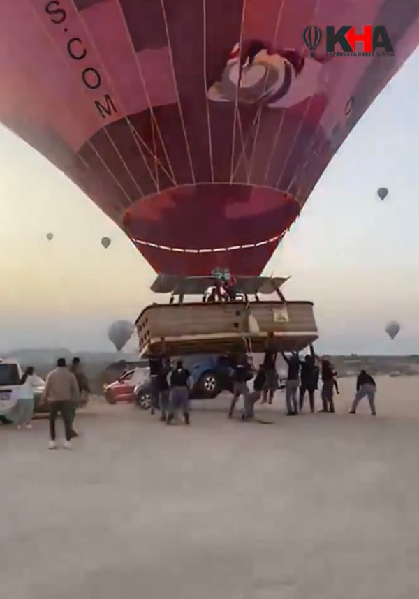 Çalışanlar balonu tutmaya çalışsa da kazanın önüne geçemediler.