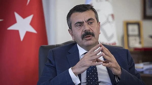 Bakan Tekin, "Öğretmen atamalarını bilgi işlem daire başkanlığından bir kişi yanlışlıkla açmış, hakkında soruşturma başlatıldı. Mülakatlarda adaletsizlik ve hukuksuzluğa karşı her tedbiri aldık. Mülakat notunun yüzde 50'sinin KPSS, yüzde 50'sinin mülakatla oluşmasını istedik. Danıştay’ın kararından sonra öğretmen adayı arkadaşlarımızın mülakat sonuçlarını duyuracağız” diye belirtti.