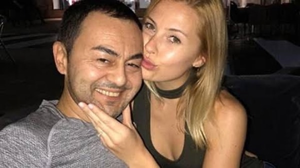 Pop müziğin aranılan ismi Serdar Ortaç, 2014 yılında İrlandalı güzel Chloe Loughnan ile dünyaevine girmişti. Fakat çiftin evliliği pek de uzun sürmemiş ve 2019 yılında bu birliktelik son bulmuştu.