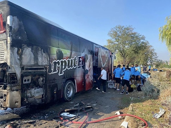 Elazığ’dan İzmir’e, Karşıyaka ile oynanacak 3. hafta karşılaşmasına gitmekte olan otobüsün motorunda yangın çıktı.