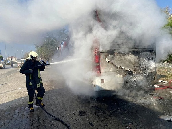 Olay yerine kısa sürede ulaşan itfaiye ekipleri yangını kontrol altına alarak söndürdü.