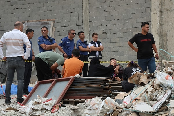 Olayı duyup inşaata gelen Tahir Çeri ve Erdal Sağır'ın yakınları feryat edip sinir krizi geçirdi. 2 işçinin cansız bedeni otopsi için Adana Adli Tıp Kurumu Morgu'na kaldırılırken polis ekipleri iş kazasıyla ilgili soruşturma başlattı.