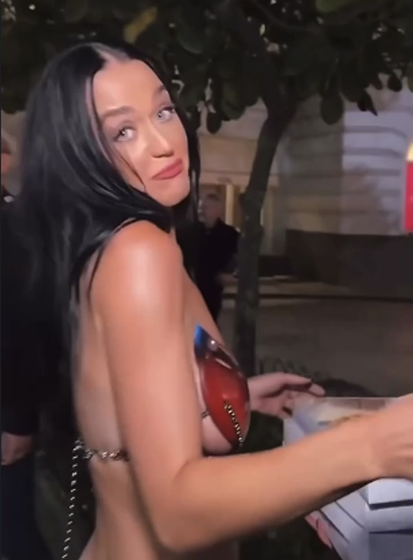 Katy Perry, konseri başlamadan hemen önce alana girmek için bekleyen dinleyenlerine elleriyle pizza dağıttı. O anlarda hayranlarının yaşadığı mutluluk çevredeki kameralara yansıdı.