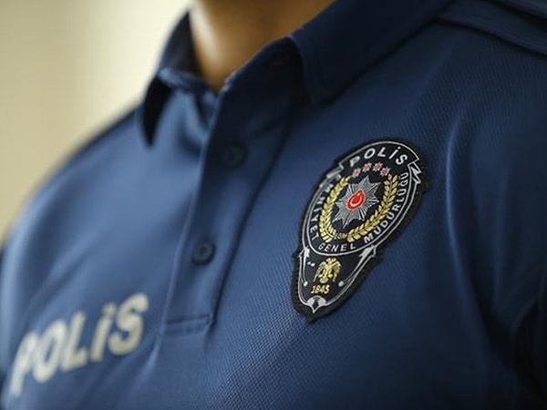 Küçük kız arabadan inince şüpheli polis aracıyla hızla uzaklaştı. Küçük kızın ifadesi üzerine polis hakkında işlem başlatıldı.