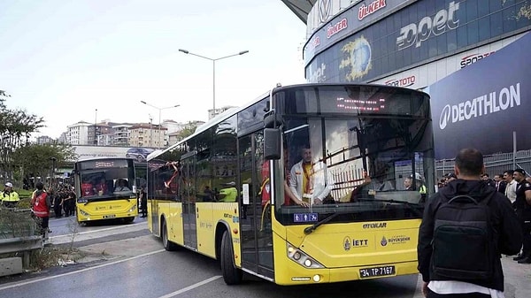 Galatasaray taraftarı da İstanbul Emniyet Müdürlüğü eşliğinde otobüslerle stada kadar geldiler. Otobüslerin tıklım tıklım dolu olduğu gözlenirken Galatasaray TV kameralarına yansıyan bir görüntü dikkat çekti.