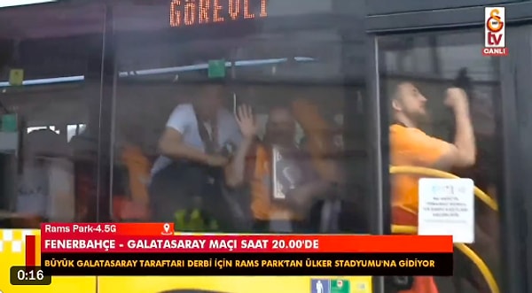 Bir Galatasaray taraftarının deplasmana Kur'an'la geldiği görülürken, taraftar kameralara da Kur'an'ı kaldırarak gösterdi. O anlar sosyal medyanın gündemine düştü.