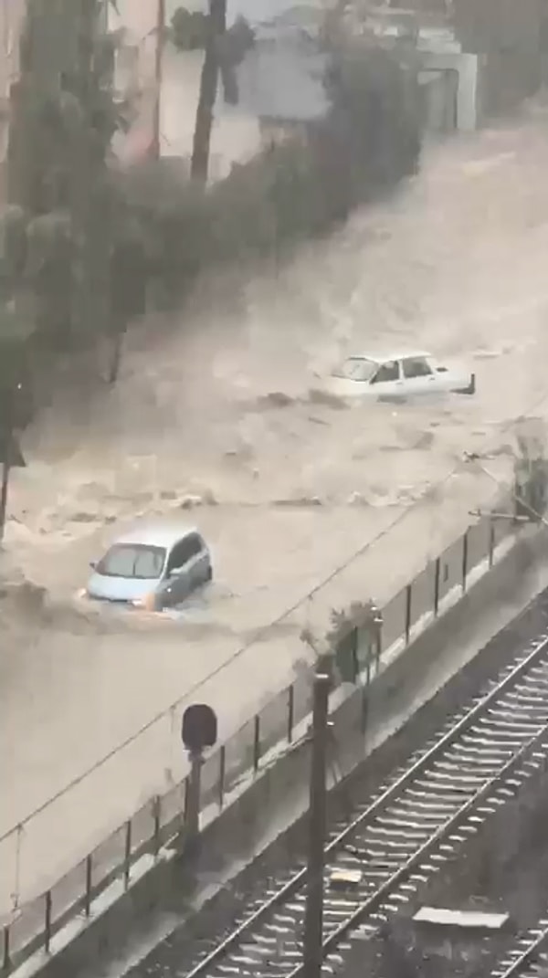 Meteoroloji Genel Müdürlüğü'nün uyarılarının ardından Adana'da öğle saatlerinde sağanak yağış etkili oldu.