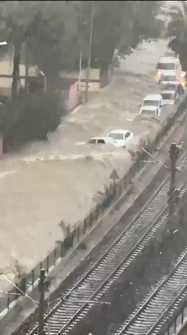 Merkez ilçelerde yaklaşık 2 saat süren yağış nedeniyle yollar göle döndü.