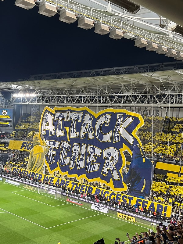 Fenerbahçe taraftarı hafta boyunca hazırlandığı koreografiyi derbi başlamadan kısa süre önce tribünlerde ortaya çıkardı. "Saldır Fener" koreografisinde futbolculara da mesaj vardı.