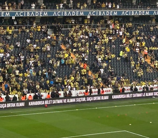 Fenerbahçe, hafta içinde yaptığı bir açıklama ile kendi taraftarları içinde bu yolla bilet satmak isteyenlerin kombine biletlerini iptal etmişti.