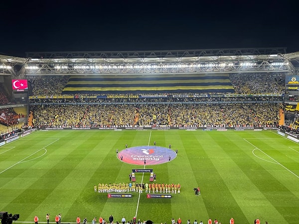 Milyonların beklediği derbide ilk devreye Galatasaray damga vurdu. Maça hızlı başlayan sarı kırmızılılar üst üste goller buldu.