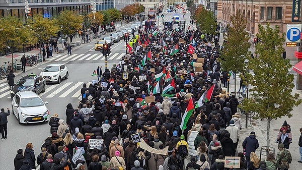 İsveç'in başkenti Stockholm'de yaklaşık 5 bin kişi, İsrail'i protesto etmek ve Filistin'e destek vermek için bir araya geldi.