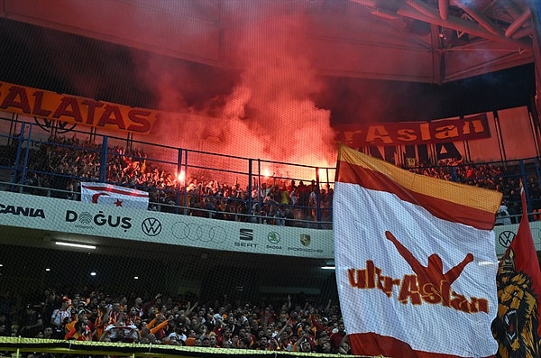 Livakovic'in kendi kalesine attığı gole Mertens ve Sara ile eşlik eden Galatasaraylı futbolcular 3-1'lik zaferin mimarı oldular.