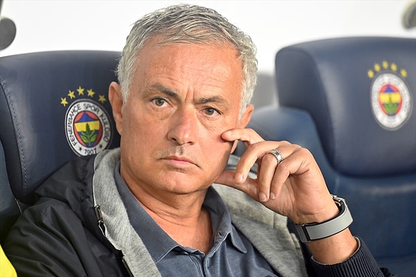 Jose Mourinho, Türkiye'de çıktığı ilk derbide Okan Buruk'a mağlup olarak kötü bir başlangıç yaptı.