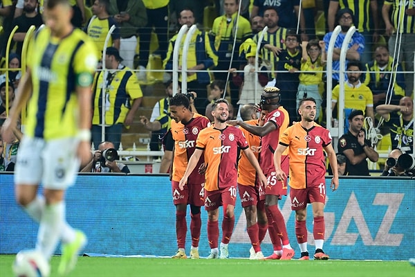 Galatasaray haftanın maçında Fenerbahçe'yi deplasmanda rahat geçti. 3-1'lik zaferin ardından Fenerbahçe taraftarından tepkiler gecikmedi.