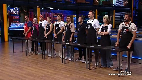 MasterChef Türkiye'de yarışmacılar bazen kafaları karışıp şeflere yanlış hitaplarda bulunabiliyor. Geçtiğimiz sezonlarda Somer Şef'e 'Hayatım' denildiği gibi bu sezon da Mehmet Şef'e 'Abi' denildi. Peki hangi yarışmacı abi dedi?