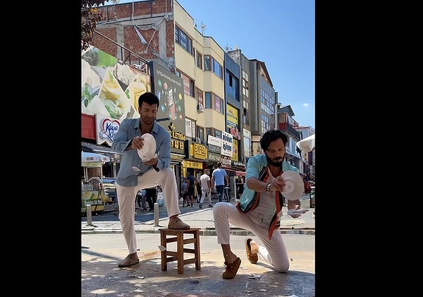 Her biri birbirinin aynı olan videolarla dalga geçen Hayrettin'in videosundaki detaylar güldürdü.