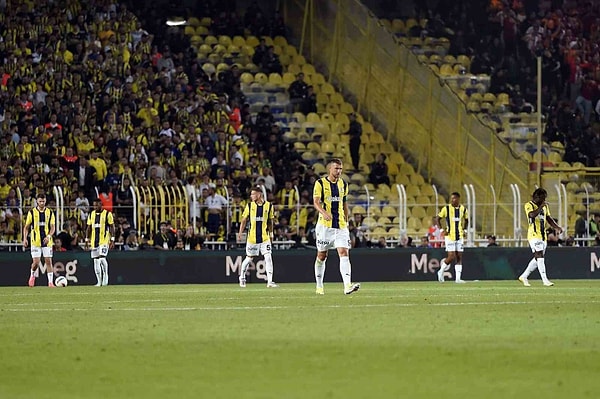 Fenerbahçe, kendi adına sezonun ilk derbisinde Galatasaray'a mağlup oldu.