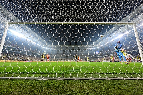 Okan Buruk yönetimindeki Galatasaray, geçmesi zor beklenen Fenerbahçe maçından "rahat" bir galibiyet çıkardı.