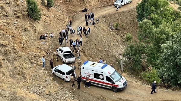 Şehit Abakay'ın cenaze törenine katılmak için Muş'a gelen yakınlarının içinde bulunduğu pikap ise Şenyayla bölgesinde kontrolden çıkarak şarampole uçtu.