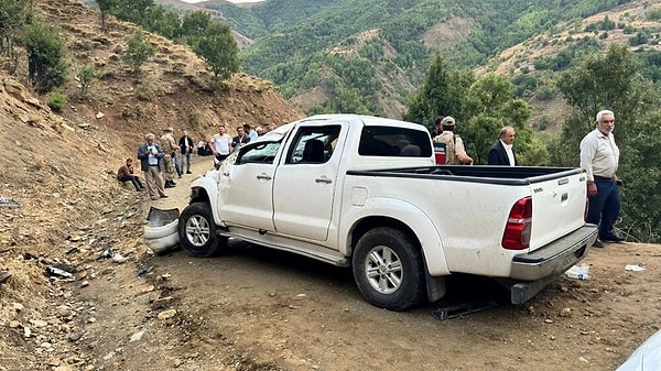 İhbar üzerine kaza yerine, 112 Acil Sağlık ve jandarma ekipleri sevk edilirken, pikaptaki Zümrüt Atış ve Pihan Atış  hayatını kaybetti.