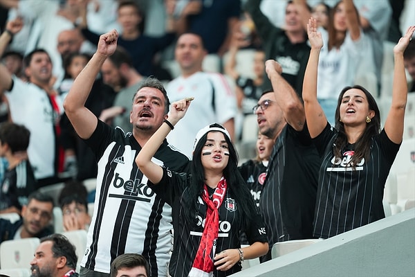 Beşiktaş'ın Eyüpspor'u ağırladığı 6. hafta maçında Beşiktaş taraftarının ilgisi yoğundu. Bunun yanında Beşiktaş taraftarı gündemdeki acı konuyu da es geçmedi.