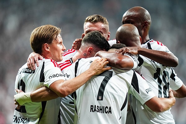 Maça hızlı başlayan Beşiktaş, 20.dakikada Rashica'nın ayağından şık bir golle 1-0 öne geçti.