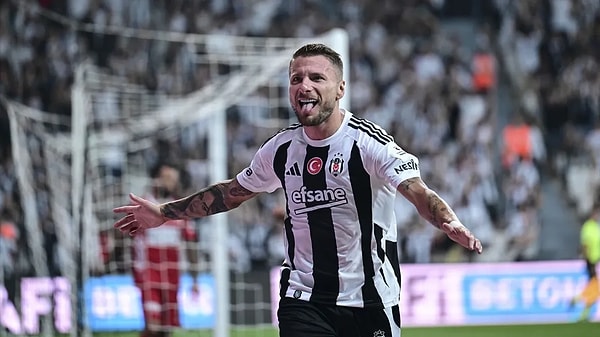 90+3'te penaltıyı gole çeviren Ciro Immobile maçın da skorunu tayin etti. Beşiktaş namağlup serisine devam ederken rakiplerinden Fenerbahçe'nin kaybettiği haftada diğer rakibi Galatasaray'ı takibini sürdürdü.