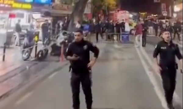 Kazada 5 kişinin yaralandığı, yaralılardan 1'inin durumunun ağır olduğu öğrenildi. Kaza sonrası polis bölgede güvenlik önlemi aldı.