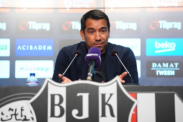 Van Bronckhorst, 2000-2001 sezonunda siyah-beyazlı takımın başında olan İtalyan teknik adam Nevio Scala'dan sonra ligde iç sahada ilk 3 maçını kazanan ilk teknik direktör oldu