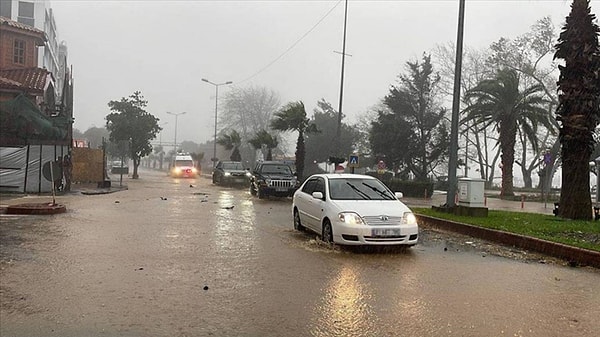 Meteoroloji Genel Müdürlüğü akşam saatlerinde Zonguldak için turuncu kodlu bir uyarı yayınlamıştı.