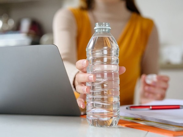 Plastik şişelerdeki Bisfenol A (BPA) riski, özellikle uzun süre bekleyen sularda tehlike oluşturabilir. Bu nedenle plastik şişelerin ömrü ortalama 2 yıldır. Son kullanma tarihi geçen şişelerde BPA, suya karışır ve sağlığımızı kötü etkiler.