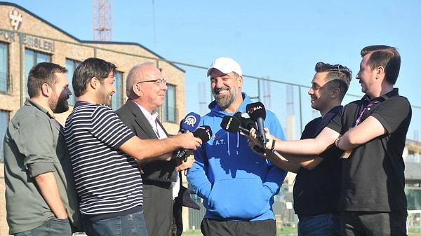 Gazeteci Sezgin Gelmez aynı soruyu maç sonunda da sorunca Arda Turan da tepki gösterdi. "Bana Eyüpspor'u sor" diyerek kızan Arda Turan "Sonra sinirlenince Arda sinirlendi oluyor" dedi.