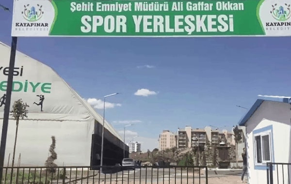 Ali Gaffar Okkan'ın adının yaşadığı yerlerden biri de Diyarbakır merkez Kayapınar ilçesi Barış Mahallesi'nde bulunan spor kompleksinde yaşıyordu.