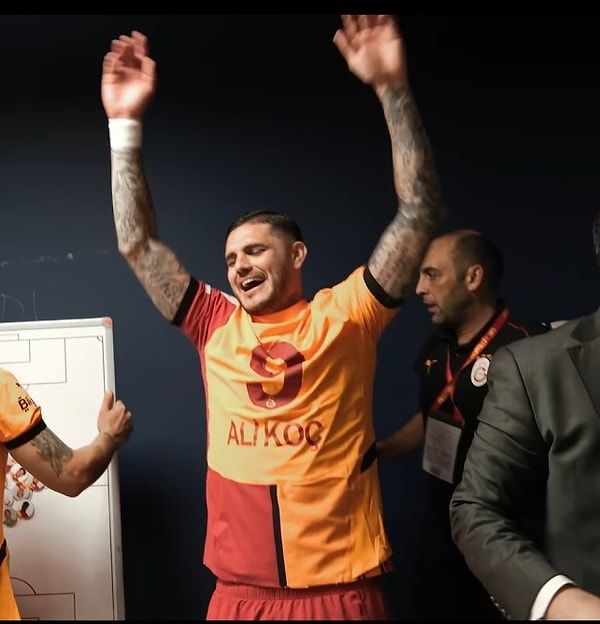 Galatasaray YouTube kanalında yayınlanan derbi kutlamalarında Icardi yine meşhur Ali Koç formasıyla görüldü.