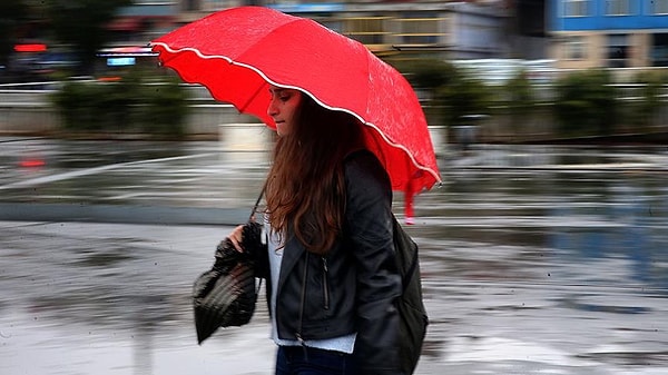 İç Anadolu: Parçalı ve çok bulutlu, bölgenin doğusu ile Ankara ve Çankırı çevreleri ile Eskişehir'in kuzey kesimleri öğle saatlerinden sonra yerel sağanak ve gök gürültülü sağanak yağışlı geçecek.