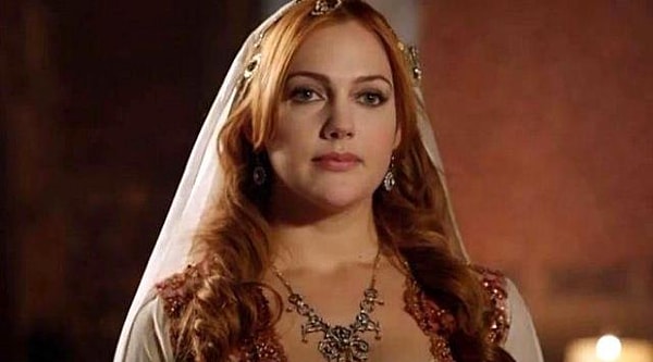 Hürrem Sultan’ın etkisi Kanuni’nin ona duyduğu derin aşktan kaynaklanıyordu. İkili birbirlerine şiirler yazıyor, aşklarını en zor zamanlarda bile ifade ediyordu.